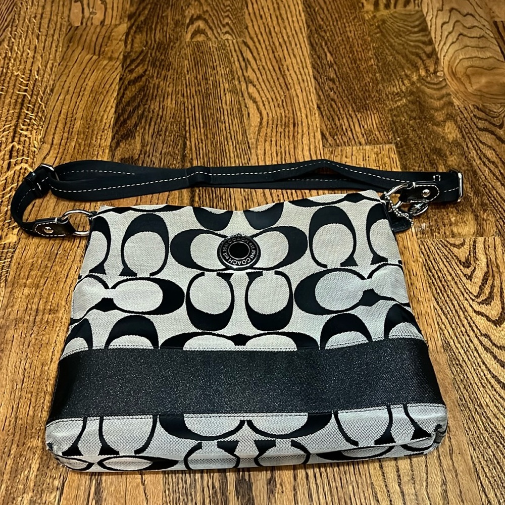 Great condition!! Authentic Coach Crossbody Bag